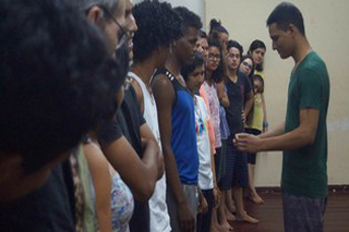 Serão desenvolvidos dois núcleos cênicos, para interessados a partir dos 10 anos de idade